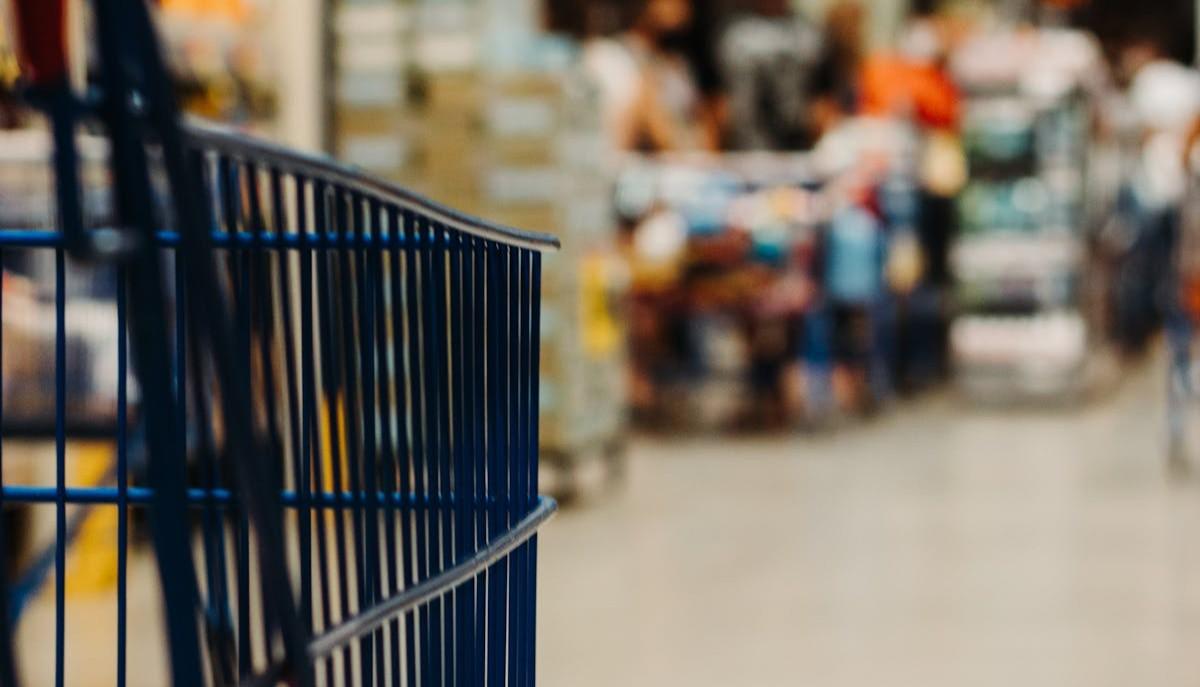 protesta ultima generazione a un annuncio di lavoro di un supermercato