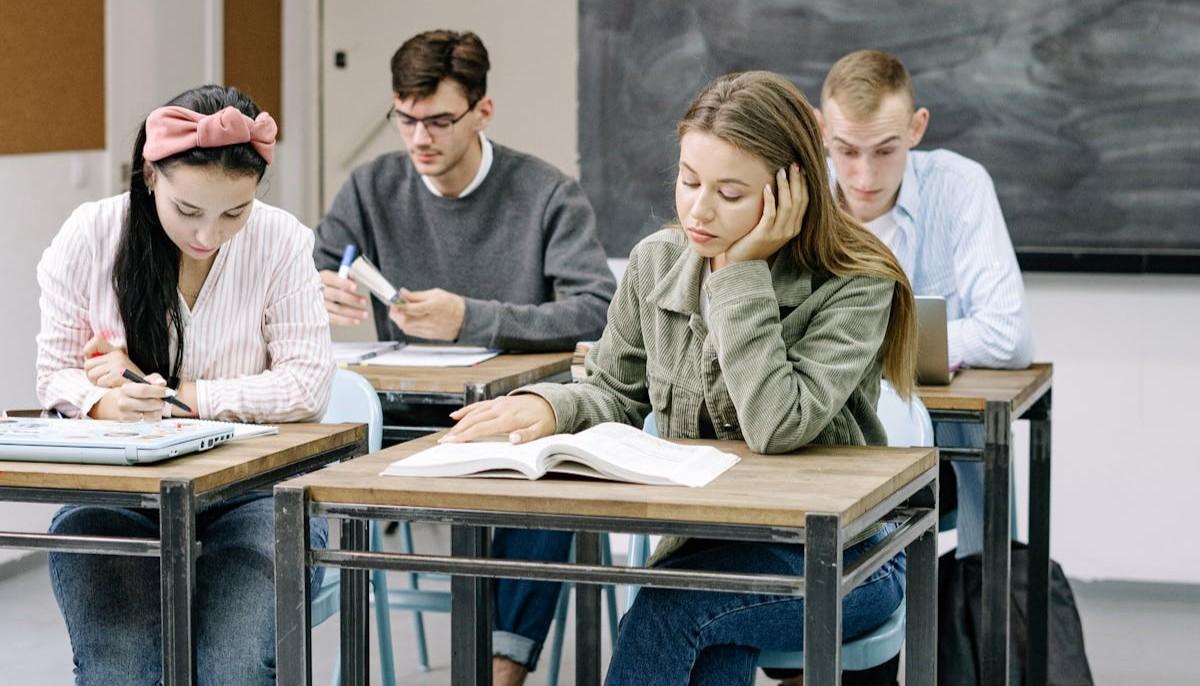 studentessa prima della classe grazie a una truffa