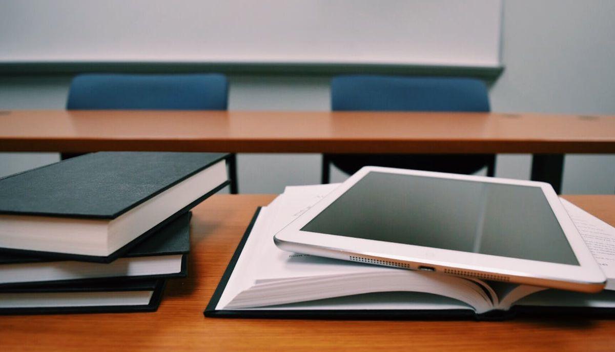 banco di scuola con libri