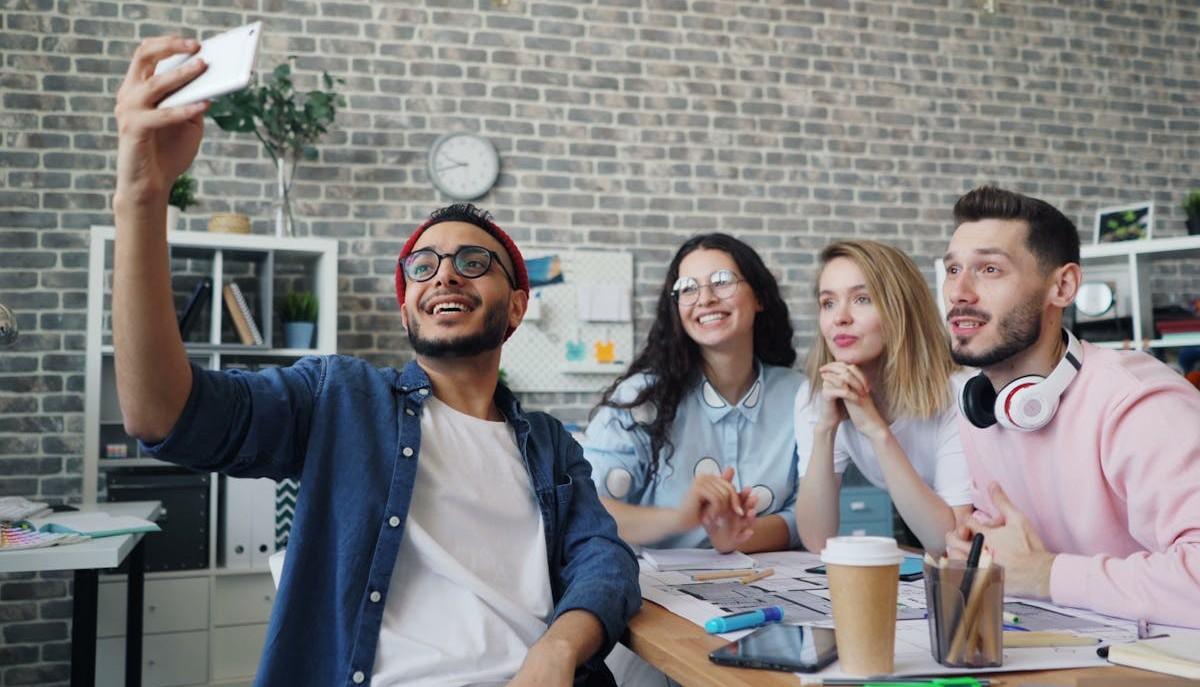 Studenti universitari si fanno un selfie