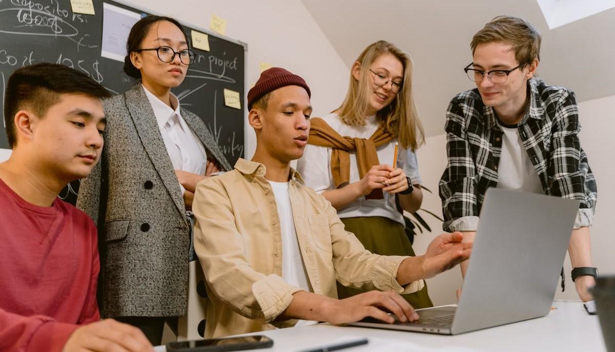 Studenti universitari davanti a un computer