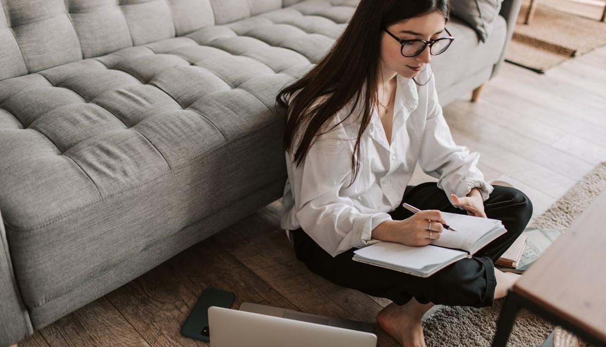 Studentessa scrive su un quaderno