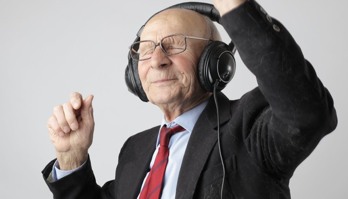 Un vecchio che ascolta la musica con le cuffie