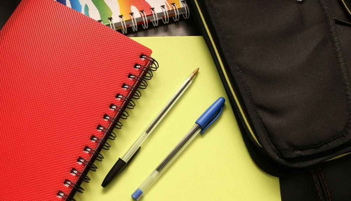libri quaderni e zaino scuola