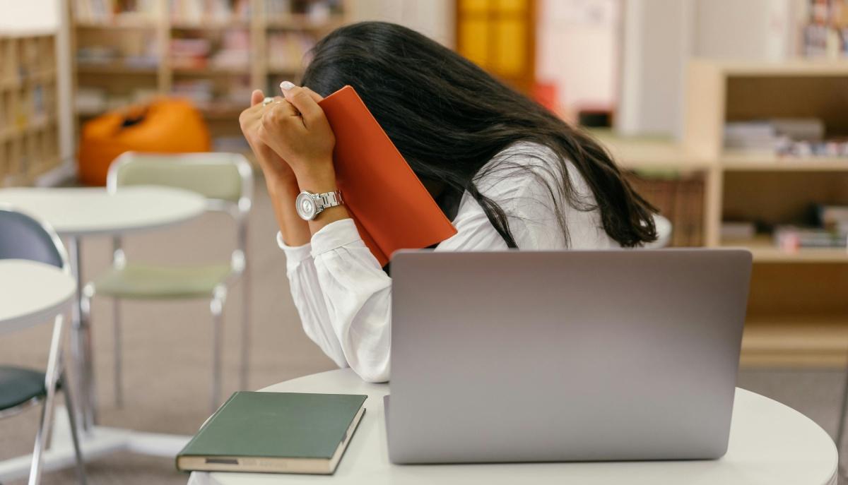 Studentessa si prepara per gli esami di recupero