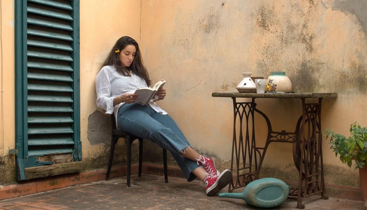 Studentessa che legge