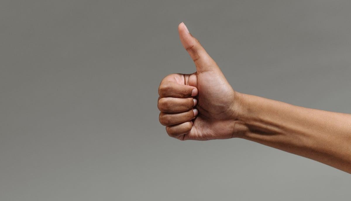 Più è lungo il pollice più si è intelligenti