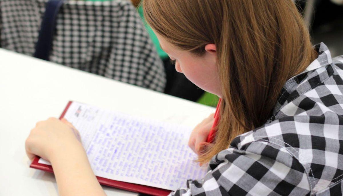 studentessa al banco di scuola