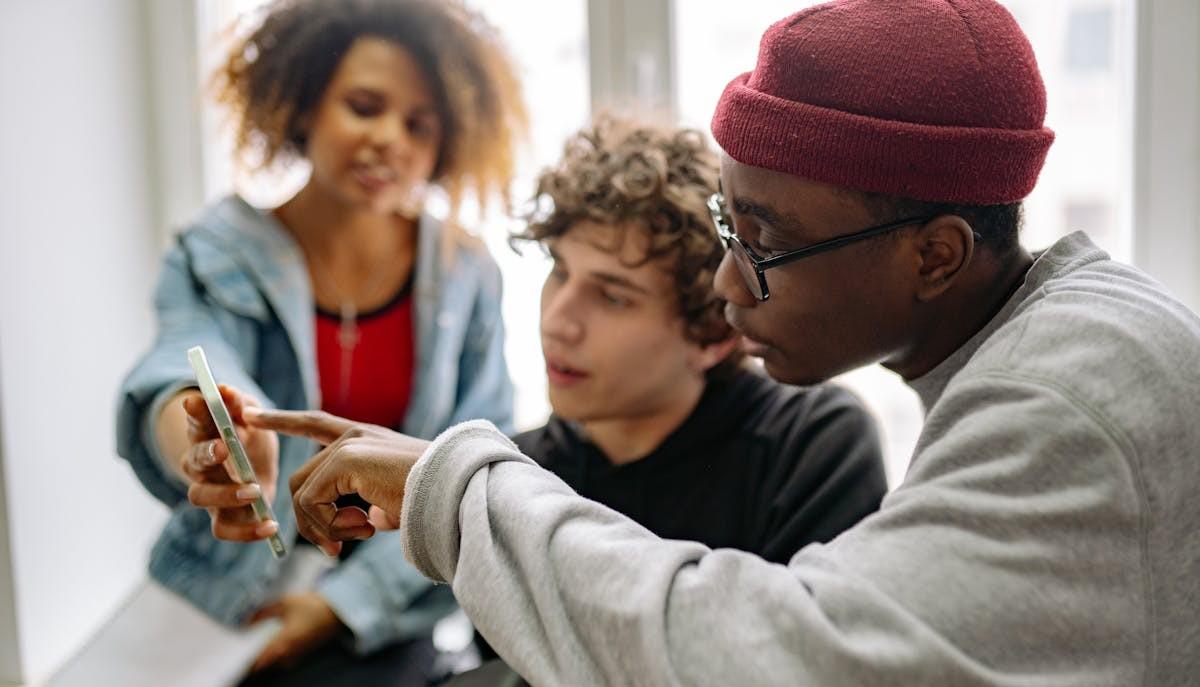 Studenti che usano uno smartphone