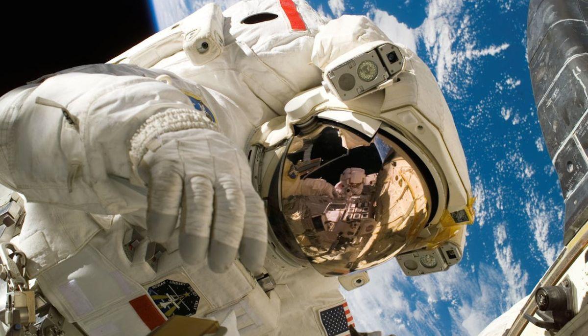 astronauta nello spazio