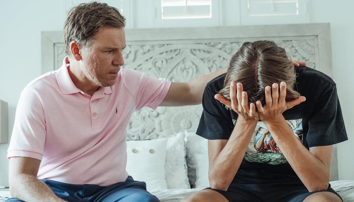 Ragazzo disperato con un padre