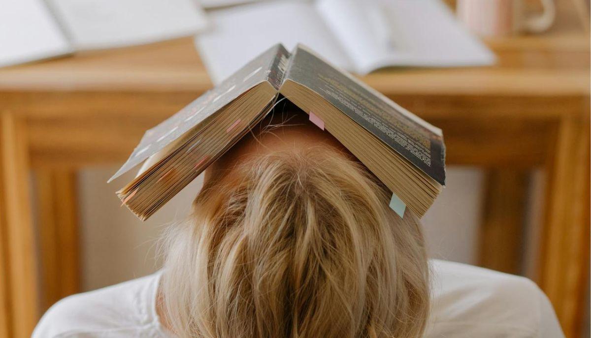 ragazzo che dorme con libro in faccia