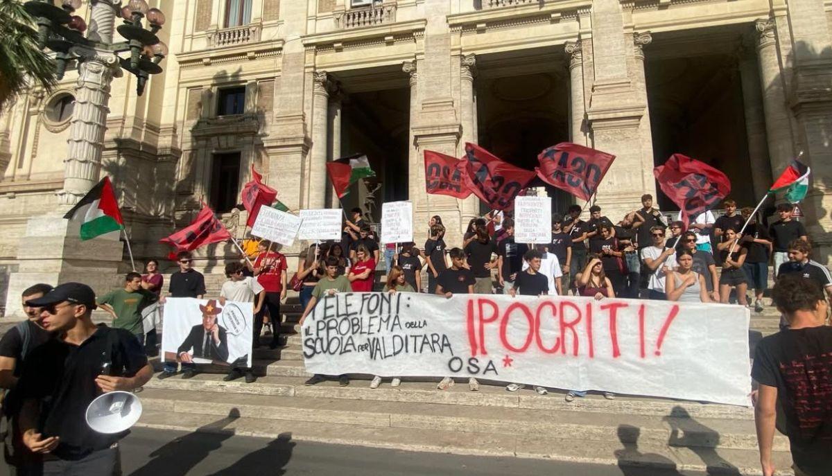 manifestazione contro divieto cellulari a scuola