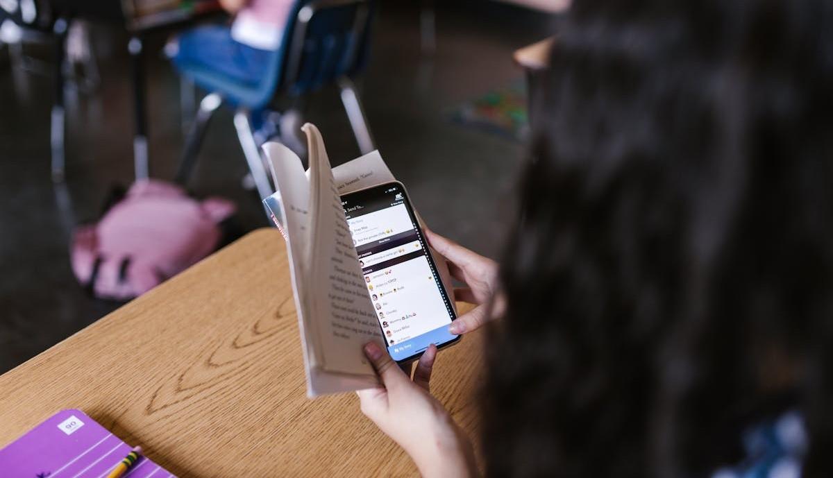 Studentessa nasconde smartphone dentro un libro in classe