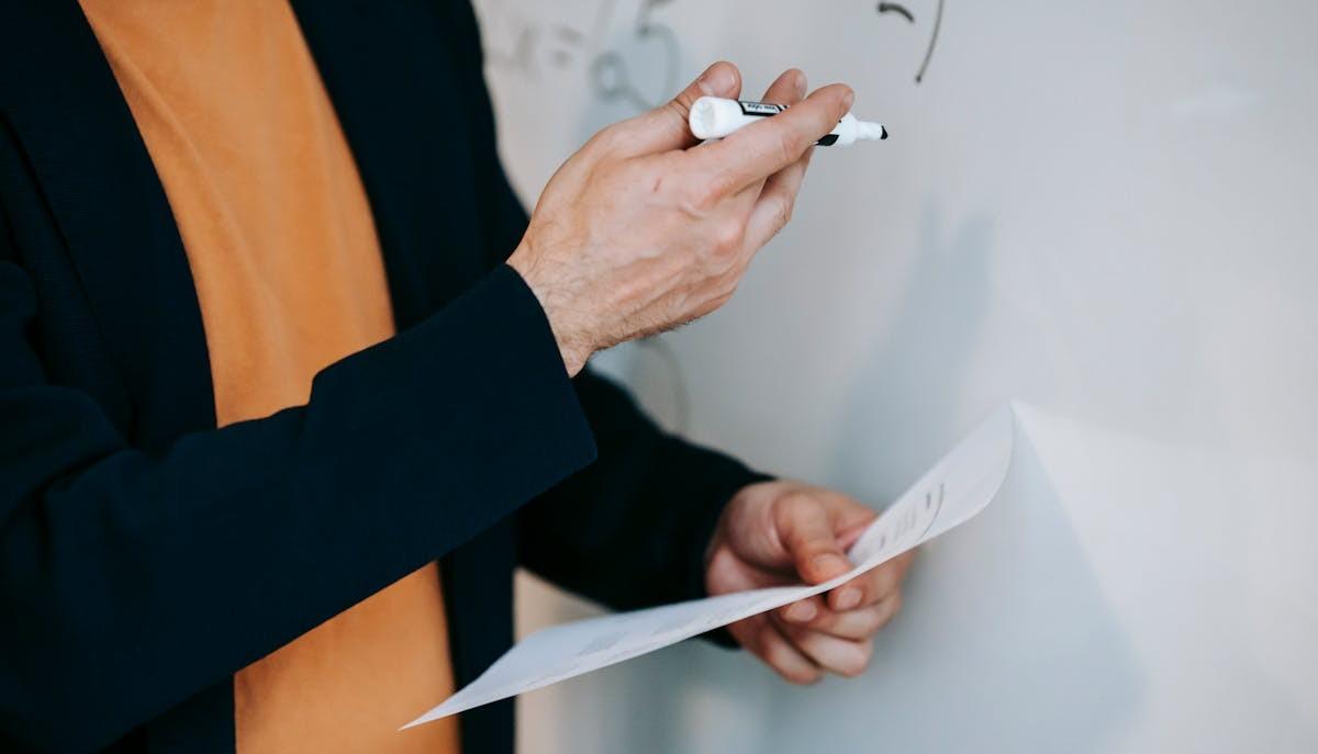 Docente alla lavagna