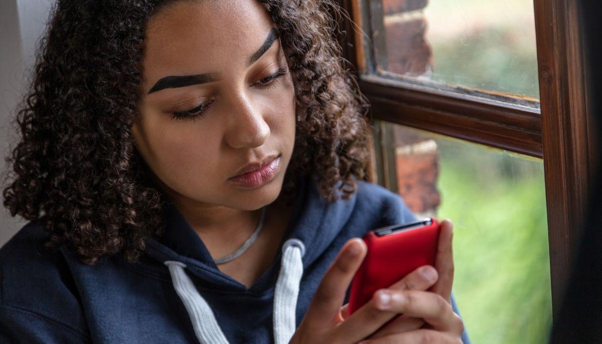 La città viene tappezzata con sue foto hot (fake): il revenge porn si abbatte su una ragazza di Foggia