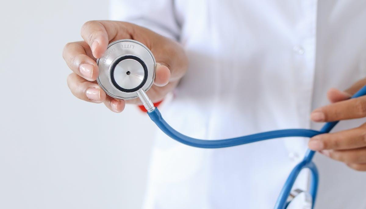 Medico con stetoscopio