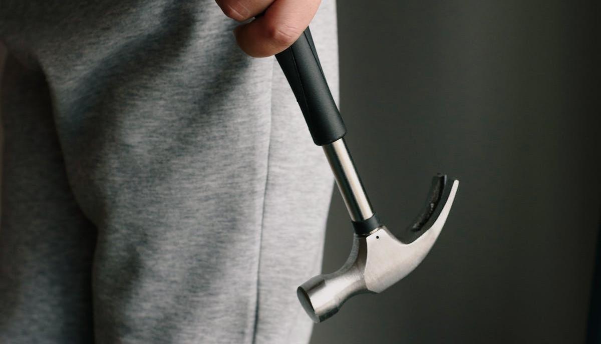 aggressione con martello a Napoli