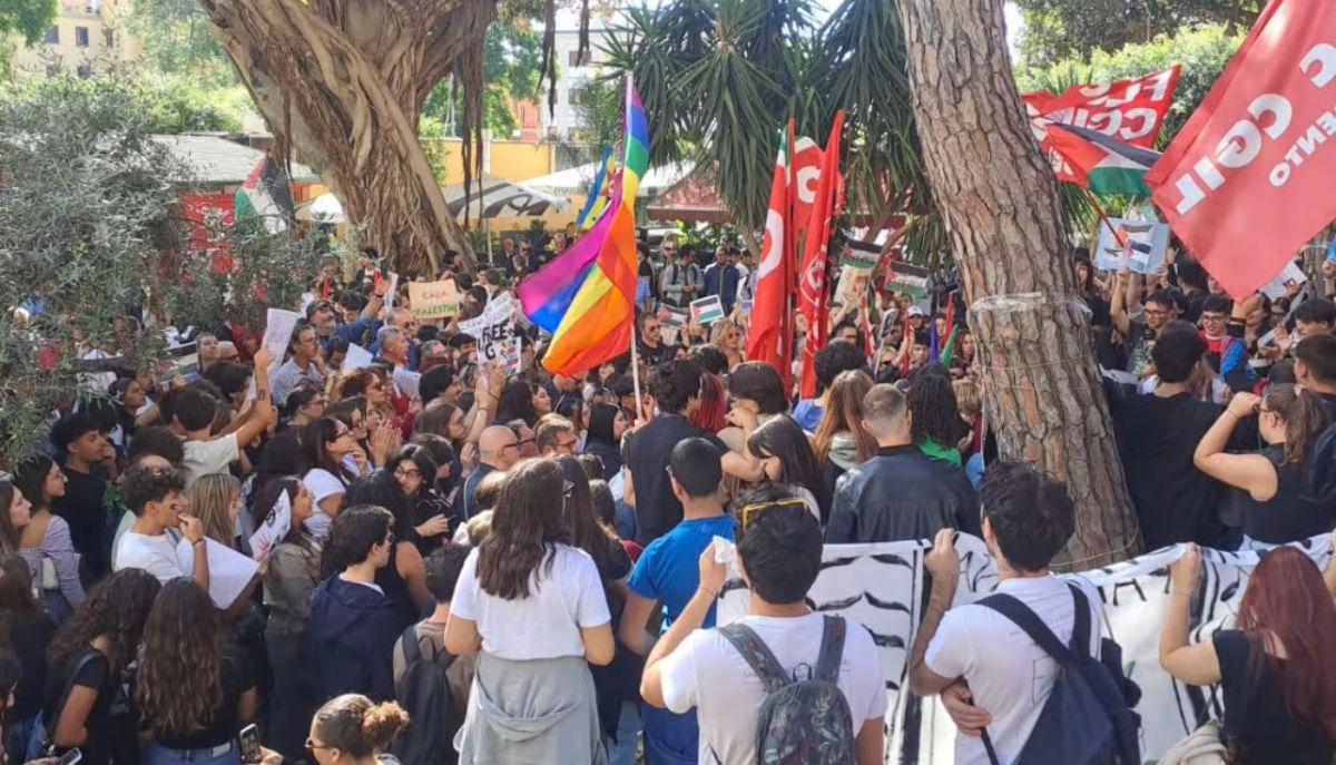 Manifestanti in piazza ad Agrigento