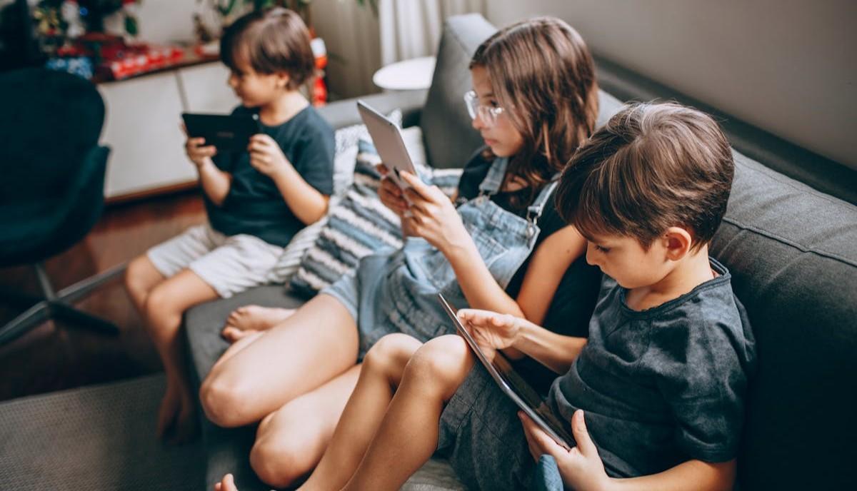 bambini con smartphone e tablet
