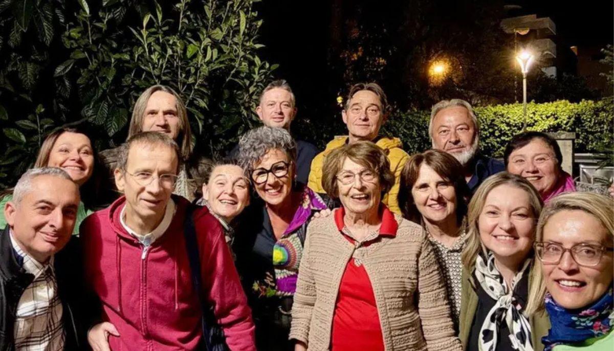 A 50 anni dal primo incontro si ritrovano sotto casa della loro insegnante: la sorpresa degli ex studenti commuove l'anziana donna