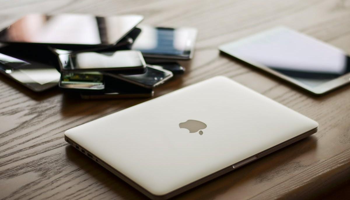 Computer e pila di smartphone