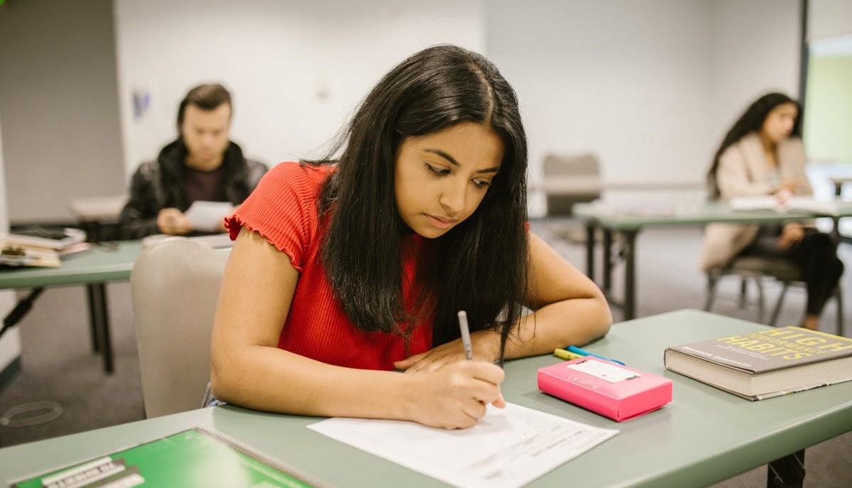 Studentessa durante la Maturità