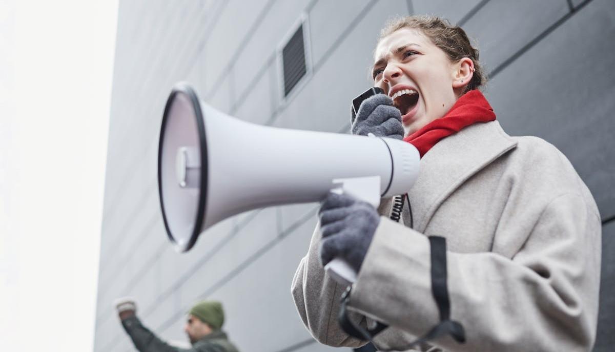 Studentessa con megafono