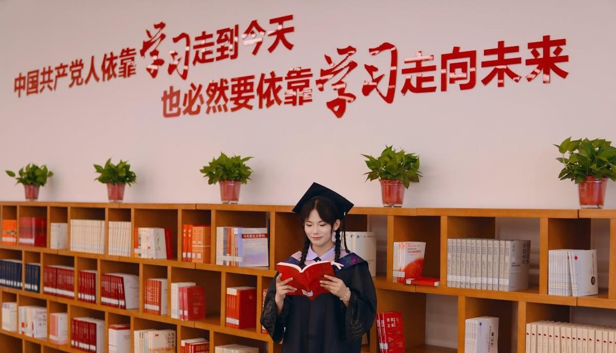 studentessa cinese espulsa dall'università