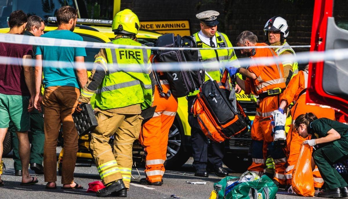 Marcianise, studentessa 12enne precipita dalle scale della scuola. Sul banco un biglietto: 'Mi dispiace'