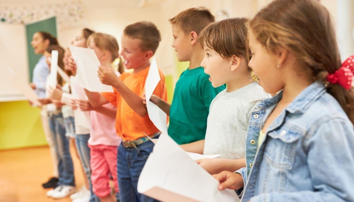 Jingle Bells viene riscritto eliminando i riferimenti religiosi: pioggia di critiche sulla scuola elementare