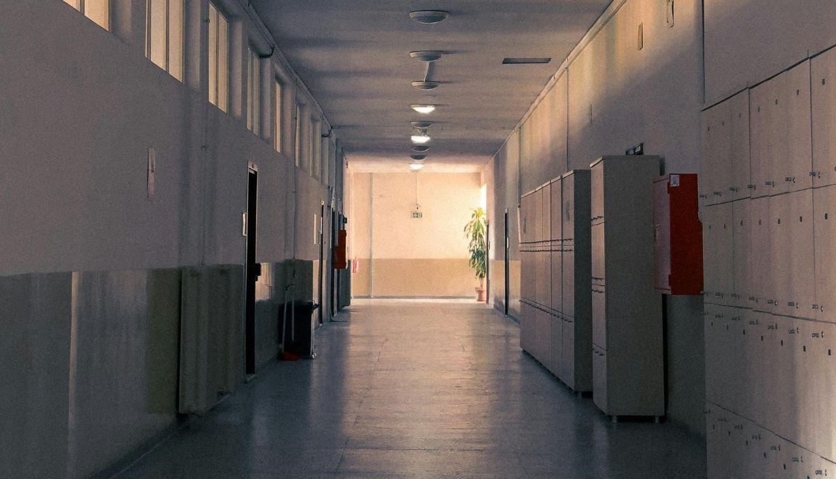 Il prof rimprovera l'alunno, lo studente reagisce e i parenti aggrediscono il docente: dopo la rissa gli arresti