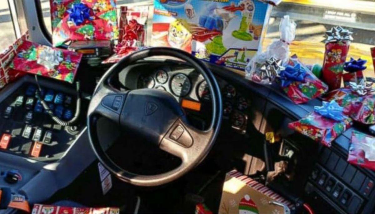 L'autista dello scuolabus chiede ai bambini cosa vogliono per Natale: dopo pochi giorni arriva a tutti il regalo desiderato