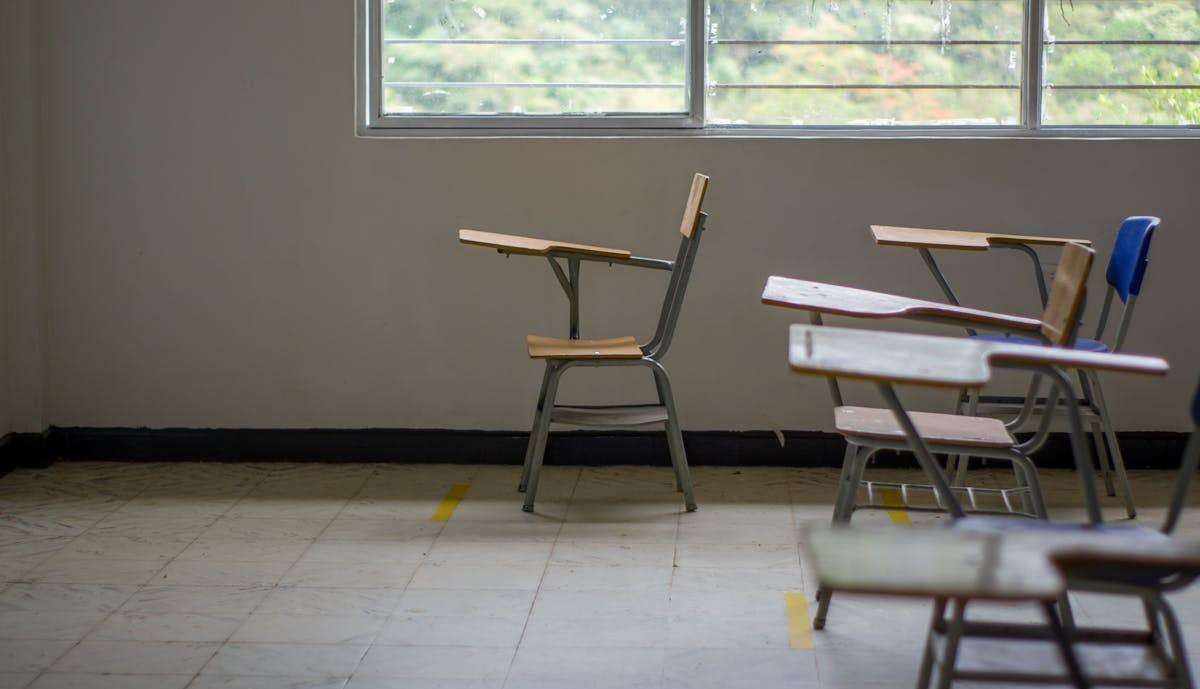 Studente autistico sospeso da scuola per aver toccato le parti intime a una compagna: la famiglia protesta