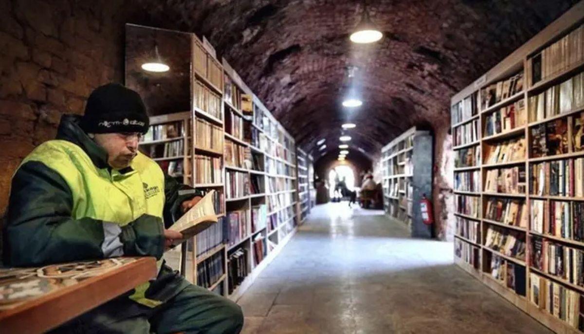 In Turchia i libri buttati dalle persone nella spazzatura sono diventati una grande biblioteca pubblica