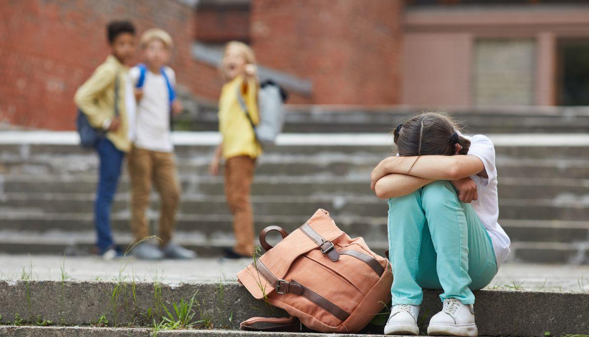 Ragazza 12enne vittima della baby gang fuori scuola: i genitori dei bulli minimizzano e protestano