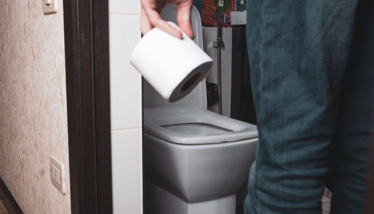 Costretti a portare la carta igienica da casa, parla uno dei prof dell'istituto: 'Troppi sprechi e atti di inciviltà, i ragazzi hanno capito'