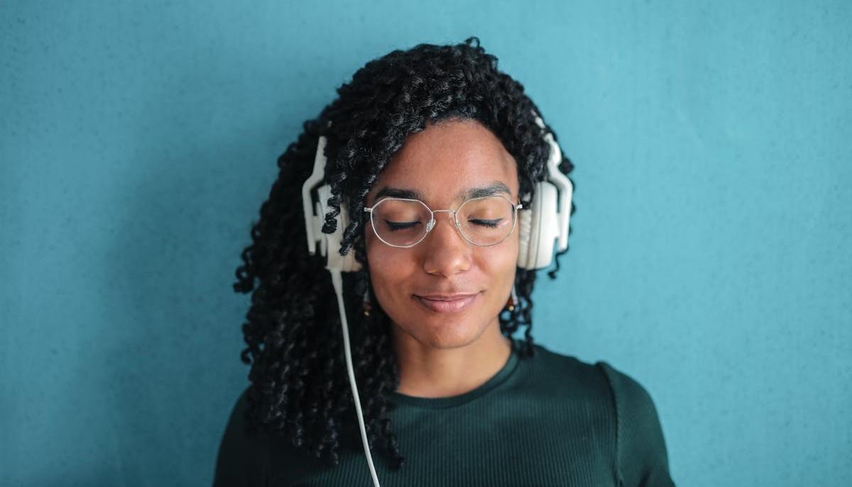 Ragazza ascolta musica in cuffia