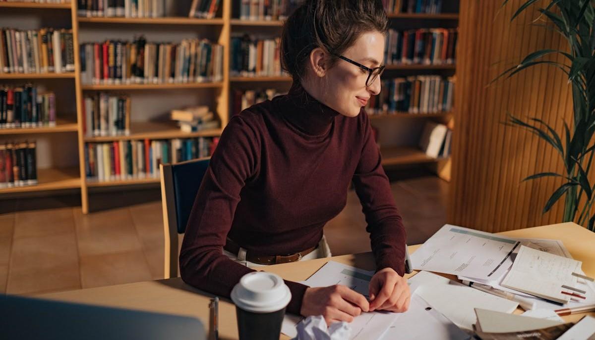 Compiti a casa, il 37% impiega più di 4 ore al giorno: internet, AI e genitori corrono in aiuto