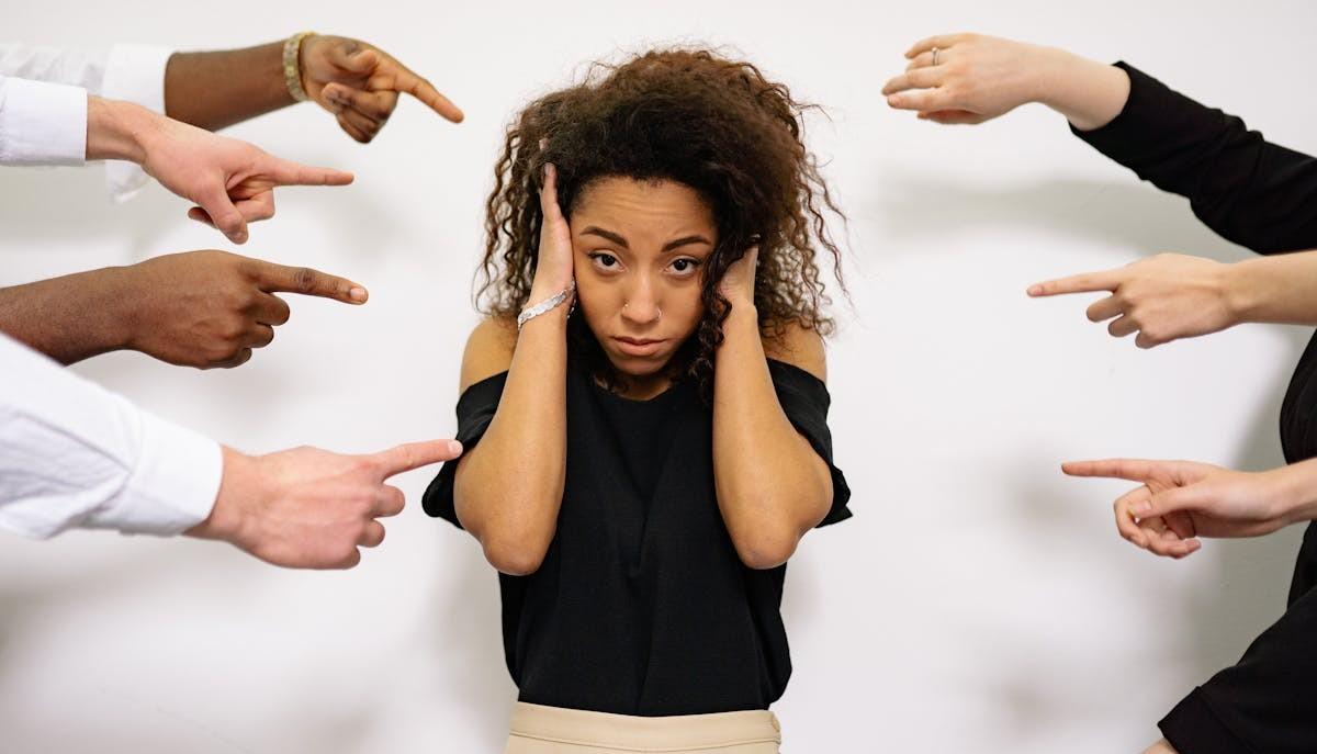 Donna discriminata a lavoro