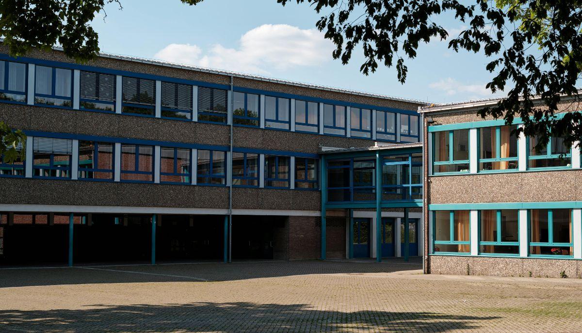 Ruba il portafoglio a un compagno di classe e poi picchia la docente intervenuta per fermarlo: per lei 7 giorni di prognosi