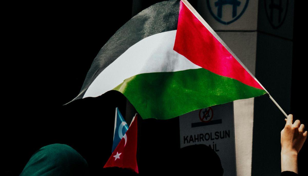 Gli studenti tentano di occupare la scuola, i prof difendono l'istituto e fanno saltare la protesta