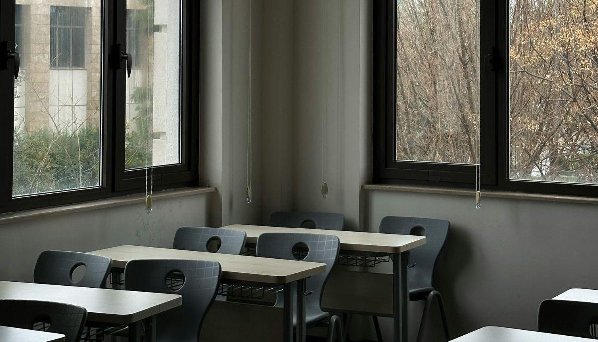 La prof gli chiede 'Come stai?', l'alunno le sferra un pungo in faccia: l'inspiegabile gesto alla presenza del genitore