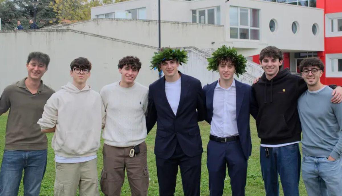 Insieme dall'asilo alla laurea: la storia dei 7 amici che hanno sconfitto l'ansia da esami