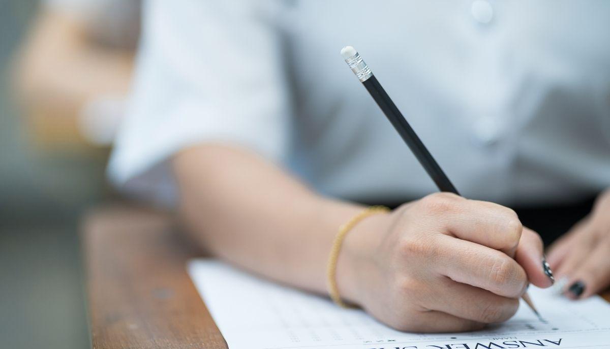 studentessa durante gli esami di medicina
