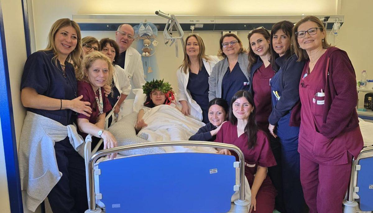 Si laurea dal letto d'ospedale e 2 ore dopo partorisce: l'impresa record della 27enne Martina