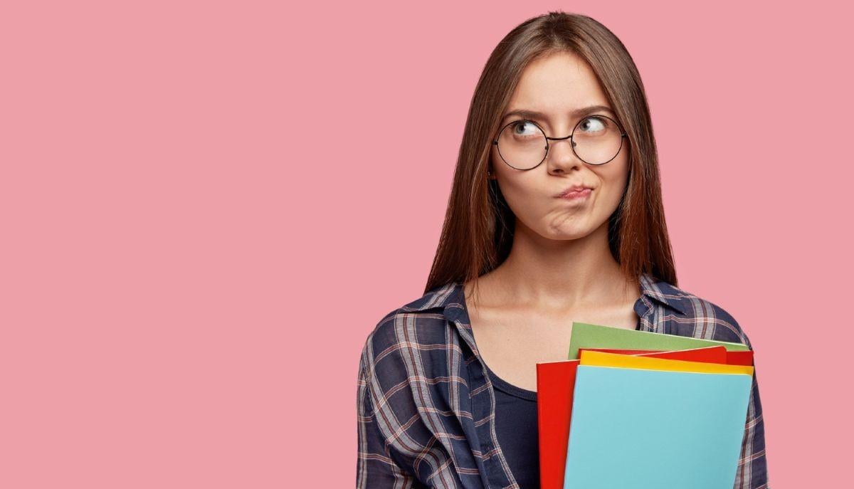 Studentessa che non sa se studiare all'università