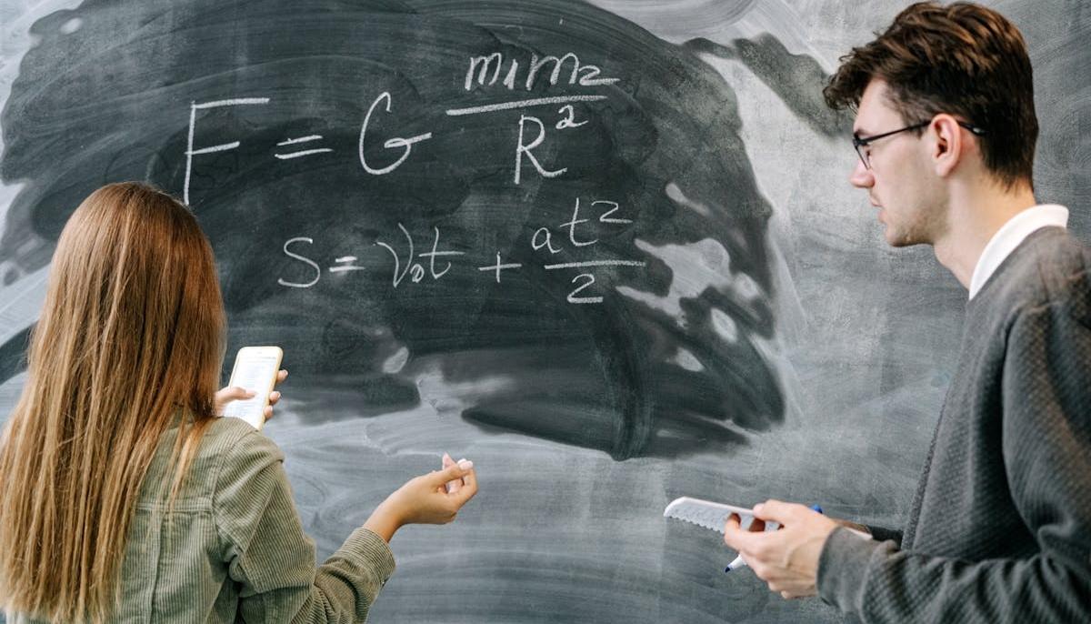 Smartphone a scuola, parziale apertura da parte del Ministero: si potranno usare per alcune attività didattiche. Ecco quali