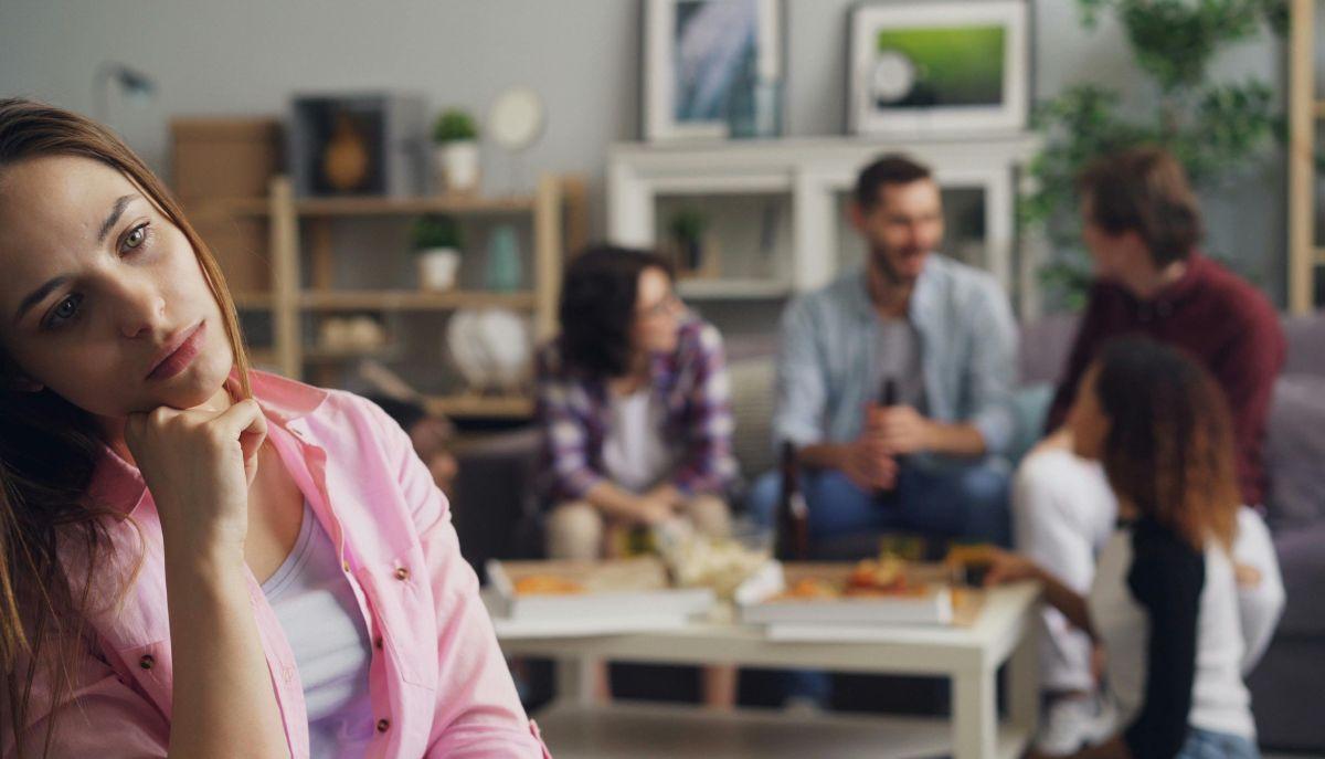 La solitudine in compagnia: quando stare con gli amici non ci basta più