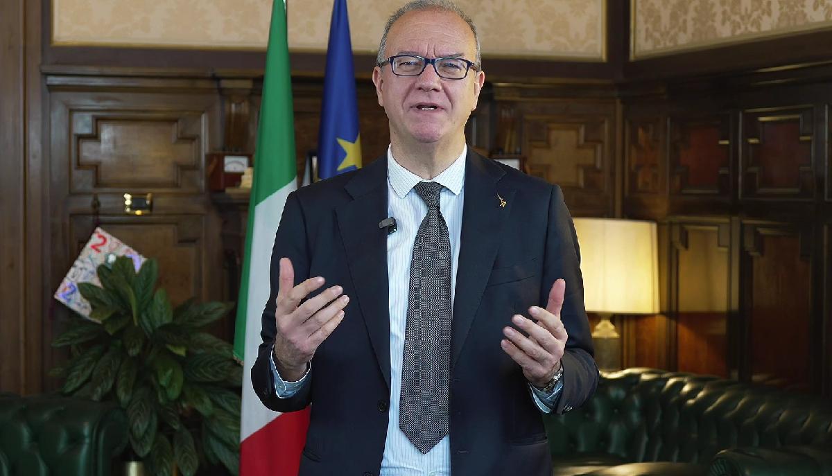 Festa del Tricolore: Valditara vuole le bandiere nelle scuole in buono stato